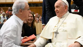Frei Betto na companhia de Papa Francisco.