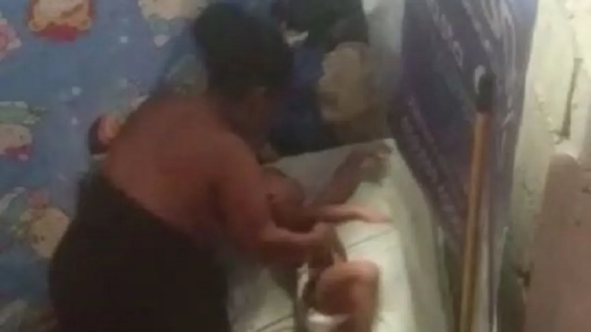 Imagem ilustrativa da notícia Mulher é flagrada espancando criança de 3 anos; veja o vídeo