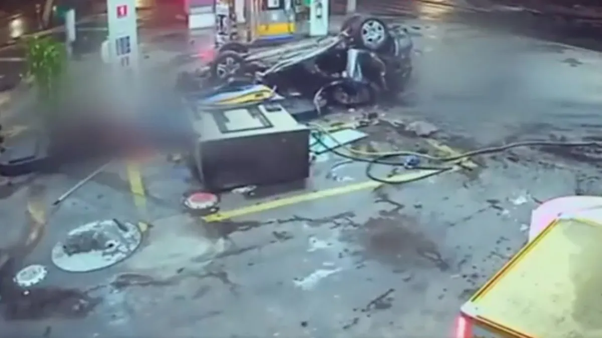 Imagem ilustrativa da notícia Vídeo: Carro bate em posto de gasolina e mata 3 pessoas