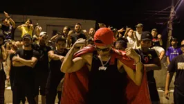 O clipe mostra as tradicionais batalhas de rap