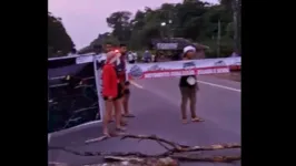 O protesto se iniciou no início da manhã desta segunda-feira (18)