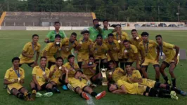 Os meninos do Japiim ao lado do troféu e das medalhas de campeão da Super Copa Pará Sub-17.