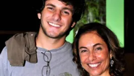 Rafael Mascarenhas, tinha 18 anos quando morreu no Rio de Janeiro.. Na foto, ele com a mãe