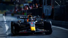 Verstappen bate recorde e se aproxima do tri.