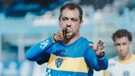 A derrota de virada para o Botafogo-PB, na primeira fase da Série C, determinou a demissão do técnico Marquinhos Santos.