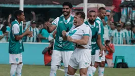 Ronaldo Mendes comemora o gol que abriu caminho para a virada heroica do Paysandu sobre o Náutico, na 17ª rodada da Série C.