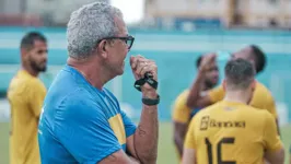 Técnico Hélio dos Anjos acompanha atentamente a movimentação dos atletas do Paysandu