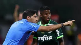 Abel Ferreira orienta Endrick durante partida do Palmeiras, pelo Campeonato Paulista deste ano