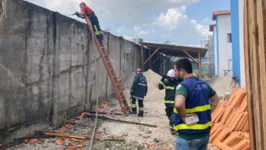 O Corpo de Bombeiros conseguiu controlar o fogo no terreno.