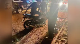 Jeferson Pereira conduzia uma motocicleta de cor prata quando perdeu o controle do veículo