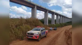 Ao fazer uma curva, teria passado direto, caindo de uma ribanceira tomada por pedras