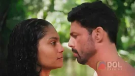 Aline (Barbara Reis) e Caio (Cauã Reymond) em cena de sexo em rio na novela Terra e Paixão