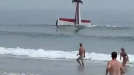 Avião cai perto de banhistas em praia de New Hampshire, nos Estados Unidos.