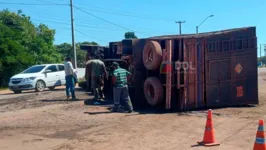 Caminhão gaiola tombou na BR-222 em Marabá nesta quinta-feira (3)