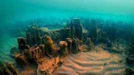 Mergulhadores investigaram o lago por quase uma década antes de encontrar as ruinas