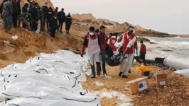 Socorristas dizem ter encontrado cerca de 400 corpos em uma praia do país africano