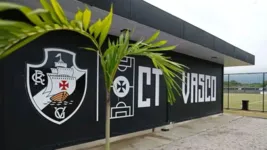 A diretoria do Vasco optou por realizar a mudança devido às preocupações com a segurança dos profissionais que se dirigiriam ao CT do clube.