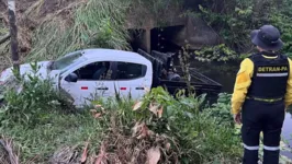 A equipe do Detran permaneceu no local até o o veículo ser retirado.