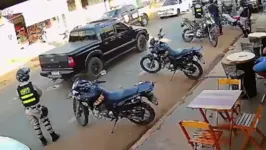 Câmeras de segurança mostram o momento em que o homem se descontrola na frente dos agentes.