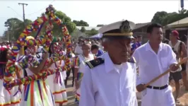 A autoridade máxima da procissão é o capitão, que toma a frente da multidão.