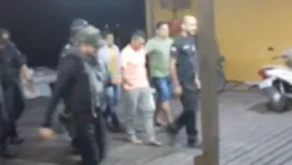 Policiais encaminhando os dois suspeitos até a delegacia do município.