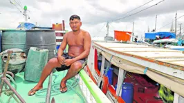 Paulo Costa vê a passagem da santa do próprio barco