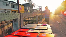 Voltada à produção artesanal, a feira ocupa o Mercado Municipal no bairro com música, poesia e arte performática