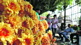 Vendedores que trabalham em frente do cemitério de Santa Izabel esperam que haja uma boa movimentação durante o Dia dos Pais