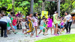 Ao chegar no local, os visitantes já se deparam com os animais de vida livre que circulam pelo ambiente, além disso, há vários espaços aconchegantes e de contato com a natureza.