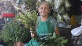 A erveira Gizeuda Moreira celebra as boas vendas nesse período de Círio.