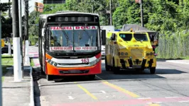 Ônibus usa a ciclovia para fazer ultrapassagem. Esse flagrante é apenas um de muitos na avenida