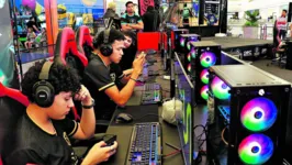 Enquanto competidores acompanham atentos os computadores, público assistia os jogos