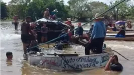 Segundo testemunhas, a balsa que atingiu o barco das vítimas não teria prestado socorro.