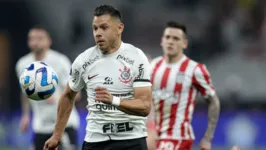 O Corinthians reclamou da não marcação de um pênalti, após toque de mão de Lollo, do Estudiantes.