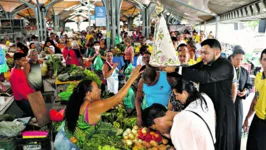 Por onde passava, Nossa Senhora de Nazaré recebia orações.