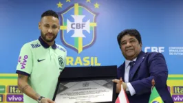 Neymar recebe placa comemorativa do presidente da CBF, Ednaldo Rodrigues