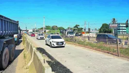 Durante as obras, as pistas de concreto do futuro BRT Metropolitano, além de uma faixa de asfalto, são disponibilizadas para o tráfego na rodovia