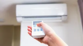 Colocar a temperatura do ar condicionado em 23º ou intercalar o uso dele com o ventilador é uma dica importante