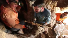 Espadas romanas foram encontradas em uma caverna no deserto da Judeia