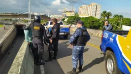 Os Guardas Municipais conversaram com o homem na tentativa de fazê-lo desistir do ato.