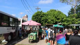 Veranistas formaram uma grande fila aguardando a saída dos ônibus para aproveitar o sábado na Ilha de Mosqueiro,