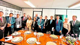 O senador Jader Barbalho participou de reunião com os chefes dos Executivos Estaduais das regiões Norte e Centro-Oeste, entre os quais o governador do Pará, Helder Barbalho, além de senadores dessas regiões