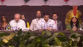 O governador Helder Barbalho, ao lado do presidente Lula, durante a reunião inicial da Cúpula da Amazônia