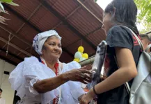 Mãe Joana, do Terreiro de Mina Nagô Ogum e Iansã, no Conjunto Guajará, em Ananindeua, anualmente entrega inúmeros doces e brinquedos a dezenas de crianças e adolescentes.