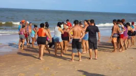 Homem morre ao tentar salvar irmãos que estavam na praia.