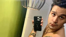 Luan Santana em selfie no banheiro