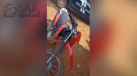 Policiais suspeitaram de moto parada em frente a uma residência com placa danificada