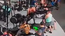 O homem foi ferido no pescoço por um aparelho de 150 kg.