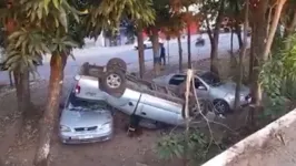 Imagens registradas por câmeras de celular mostram que a caminhonete caiu por cima dos outros veículos