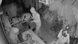 Quadro bandidos aparecem nas imagens roubando as roupas.